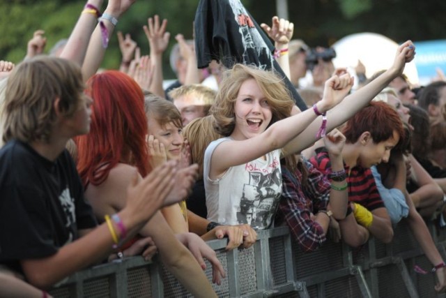 Jarocin Festiwal potrwa od 18 do 20 lipca 2014

Karnety na cały festiwal do 30 czerwca kosztują 140 zł. Później zapłacimy 150 zł 

Bilety jednodniowe to koszt 90 zł - do 30 czerwca i 100 zł od 1 lipca

Bilety można kupić na go-ahead.pl, eventim.pl, ebilet.pl, ticketpro.pl oraz w sklepach sieci Empik, Media Markt i Saturn

Bilety kolekcjonerskie do kupienia
w Poznaniu: CIM, Rock Long Luck, Carton Shop, Gazeta Cafe
w Jarocinie: JOK, 
w Ostrowie Wlkp.: Adidas


Wszystko o festiwalu w Jarocinie - Zobacz, a nie pożałujesz!