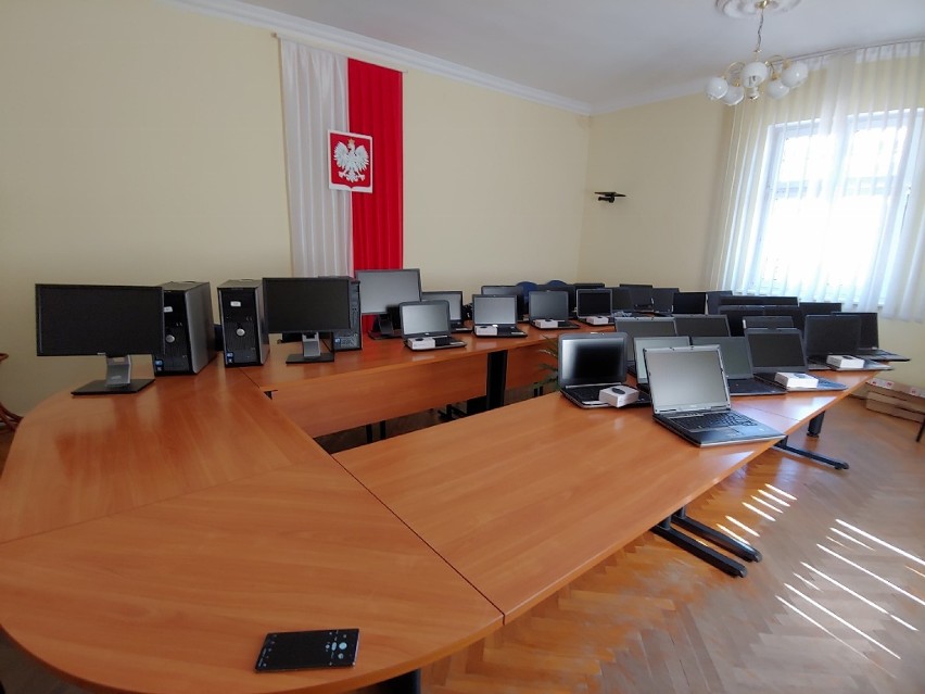 W Szczecinku przekazali uczniom komputery do zdalnej nauki [zdjęcia]