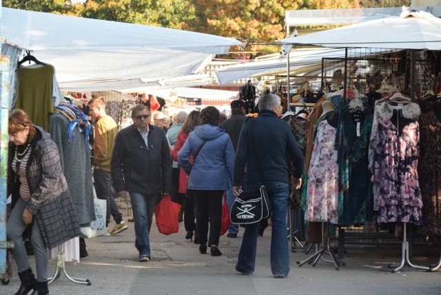 We wtorek, 5 października na kieleckich bazarach było dużo ludzi - sprzyjała bardzo ładne pogoda. Co szło najlepiej? Wielką popularnością cieszyły się prawdopodobnie ostatnie w tym roku grzyby - typowe dla jesieni gąski i rydze. Widać, że zbliżają się chłodne dni - było duże zainteresowanie ciepłymi ubraniami czy zimowymi butami.

Zobaczcie na kolejnych slajdach co się działo na kieleckich bazarach we wtorek 5 października 