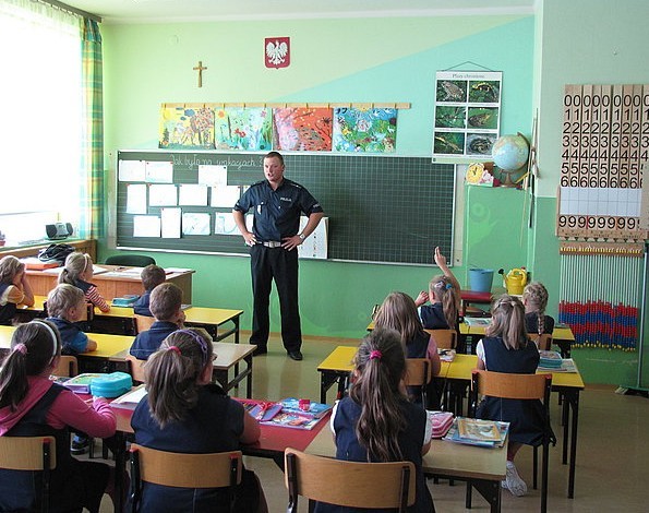 Policjanci uczą bezpieczeństwa w szkołach regionu