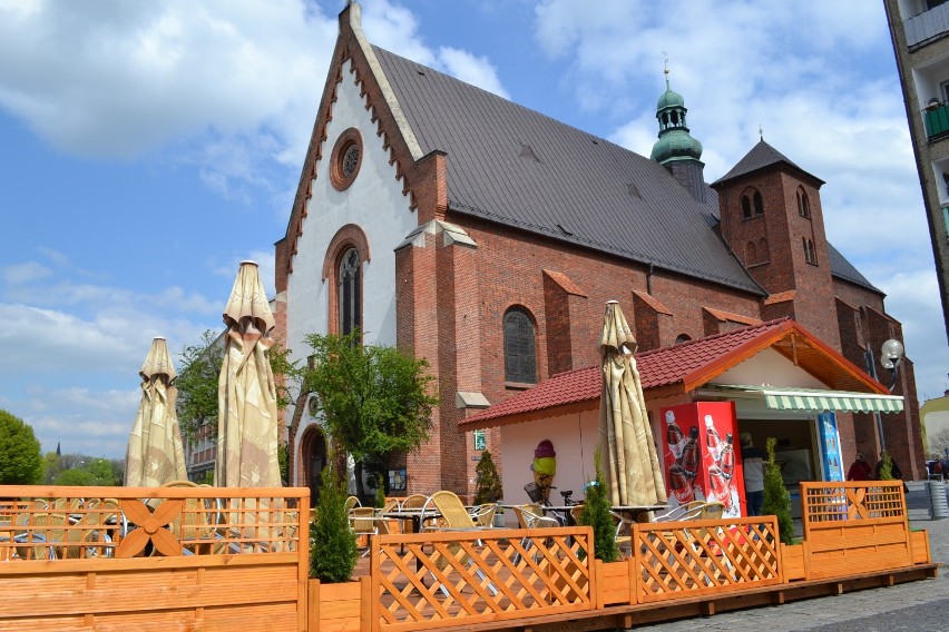 Rynek w Raciborzu. Pstrokacizna bije po oczach