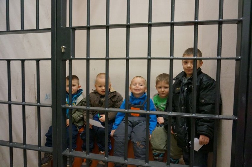 Policja Ruda Śląska: Dzieci odwiedziły komisariat i poznały tajniki pracy policjantów [FOTO]