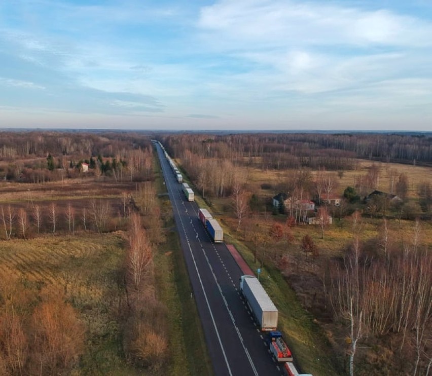 Dorohusk/Hrebenne. Długie kolejki i oczekiwanie na odprawę graniczną 