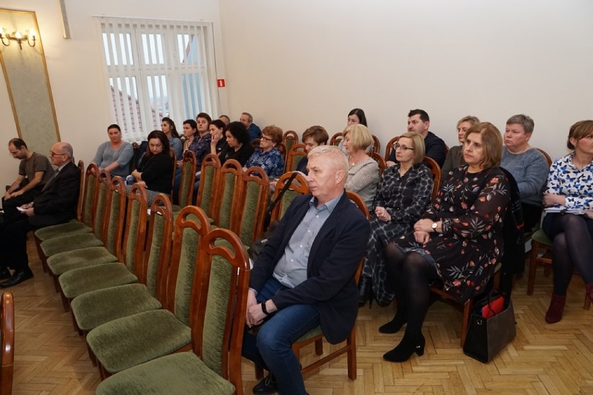Opozycyjni radni pytają: gdzie jest dobro uczniów sycowskiej trójki? Lentka prezentuje projekt z Otynia