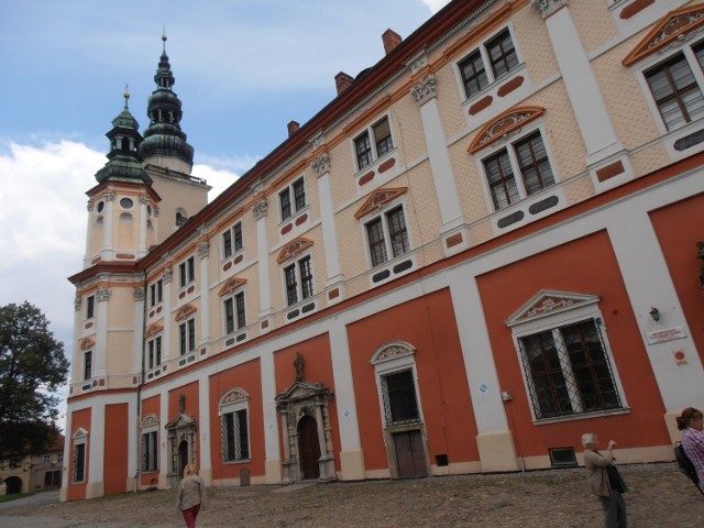 Henryków - to położona nad rzeką Oławą, w woj. dolnośląskim, 55 km na południe od Wrocławia, stara wieś klasztorna (pierwsza wzmianka w dokumentach w 1222 r.), która zasłynęła w świecie dzięki pięknemu Opactwu cystersów (ufundowanemu przez kanonika Mikołaja, który w imieniu Henryka Brodatego, w 1227 r. zaprosił tu cystersów z Lubiąża) i Księdze Henrykowskiej. Zespół Opactwa Cysterskiego w Henrykowie zaliczany jest do zabytków najwyższej klasy europejskiej. W jego skład wchodzi klasztor, kościół, zabudowania gospodarcze, ogrody i park. Henryków leży na Szlaku Cysterskim.