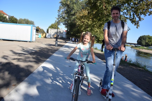 W niedzielę 22 września rowerzyści w Gorzowie mieli swoje święto. I to nie tylko dlatego, że tego dnia przypada dzień bez Samochodu… W niedzielne popołudnie ulicami miasta przejechała druga już w tym miesiącu masa rowerowa. Kilkuset rowerzystów wystartowało z Parku Górczyńskiego, by dojechać nad Wartę, gdzie pomiędzy bulwarem przy LOK-u a mostem Lubuskim otwarta została ścieżka pieszo-rowerowa. Ma długość około 700 metrów i kosztowała 2,5 mln zł. Jak Wam się ona podoba?