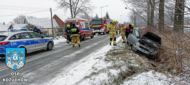 Do tego zdarzenia doszło we wtorek, 21 grudnia. W miejscowości Stypułów samochód osobowy marki suzuki wpadł w poślizg i wpadł do przydrożnego rowu. Warunki na drogach w wielu miejscach są trudne!  

O wypadku poinformowali strażacy z OSP KSRG Kożuchów. Jednocześnie przestrzegają, że na drogach jet ślisko i  apelują, aby kierowcy zachowali szczególną ostrożność. Strażacy dostali wezwanie do wypadku, do którego doszło na lokalnej drodze w miejscowości Stypułów. Suzuki wpadło tu w poślizg i zatrzymało się przydrożnym rowie. 

Na miejsce dojechały trzy zastępy strażaków, dwa patrole policji oraz załoga pogotowia ratunkowego. Trudne warunki na drogach panują w całym Lubuskiem. Najgorzej jest na drogach lokalnych, które miejscami pokrywa warstwa zbitego śniegu  lub lodu. 

Tutaj doszło do wypadku:


Wideo: Wypadek na obwodnicy Żar. Zderzyły się trzy samochody
