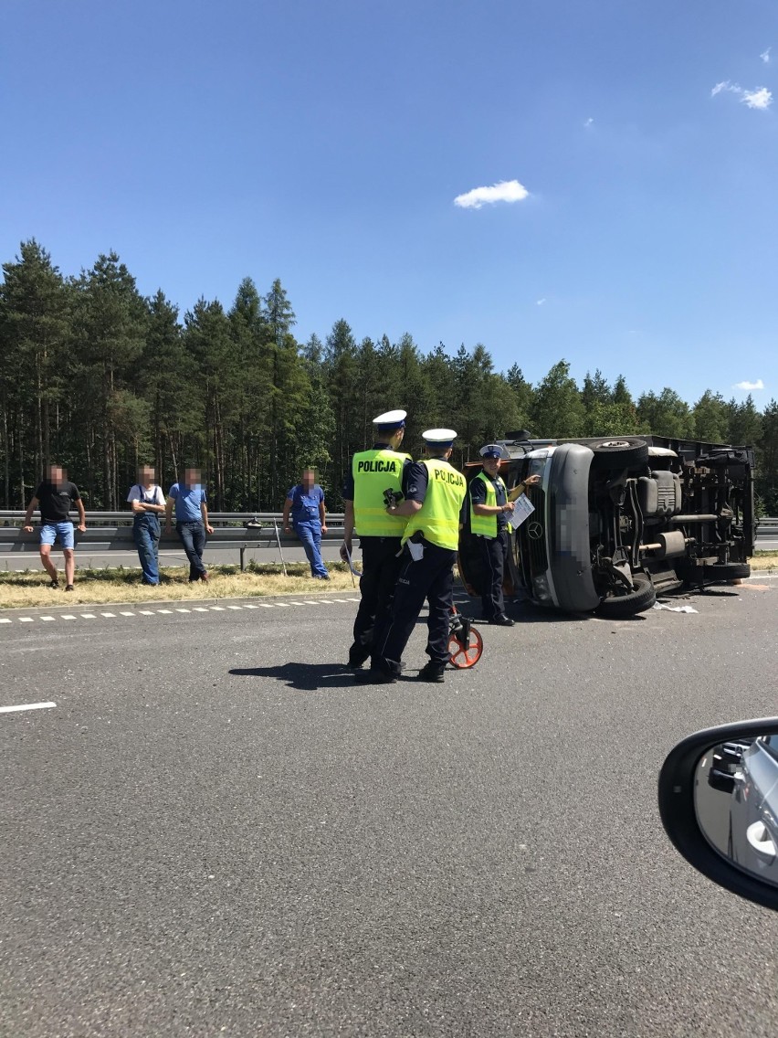 Wypadek na A1: dostawczak przewrócił się na drodze