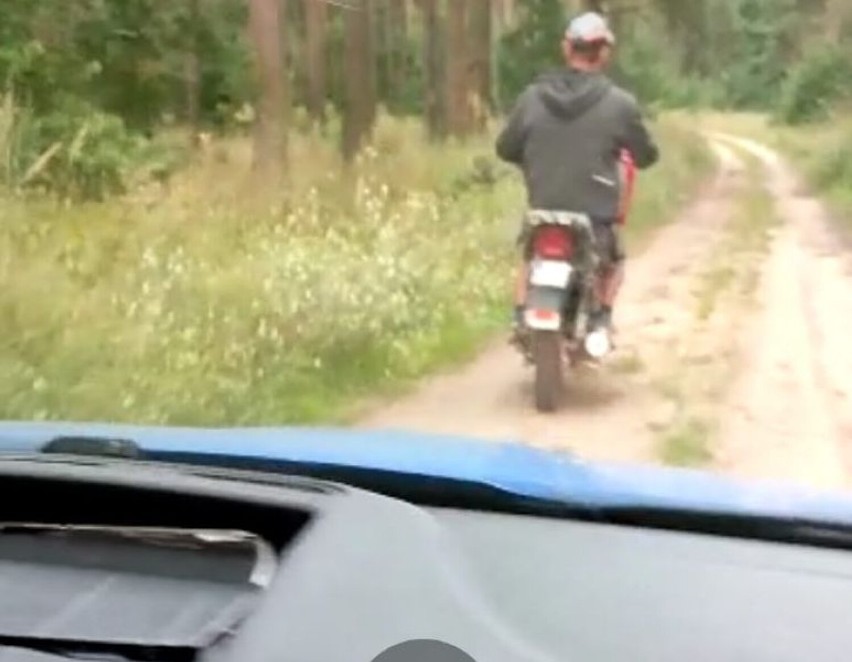 Policjanci zatrzymali 34-latka, który nietrzeźwy przewoził skuterem skrzynkę z piwem. Okazało się, że jest poszukiwany, ale to nie wszystko