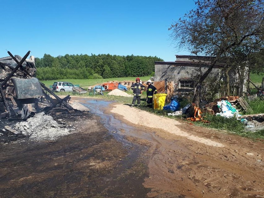 Tragiczny pożar w Szatarpach w gminie Nowa Karczma. Nie żyje 81-letni mężczyzna. Spłonęły też zwierzęta [ZDJĘCIA]