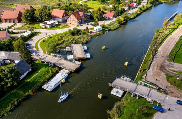 Rzeka Elbląg i most pontonowy w Nowakowie. To tędy będą pływać statki, które przejdą przez przekop Mierzei Wiślanej.
