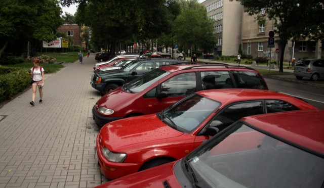 Parkowanie na ul. Radziszewskiego. Na miasteczku akademickim kierowcy często mają problem ze znalezieniem miejsca parkingowego