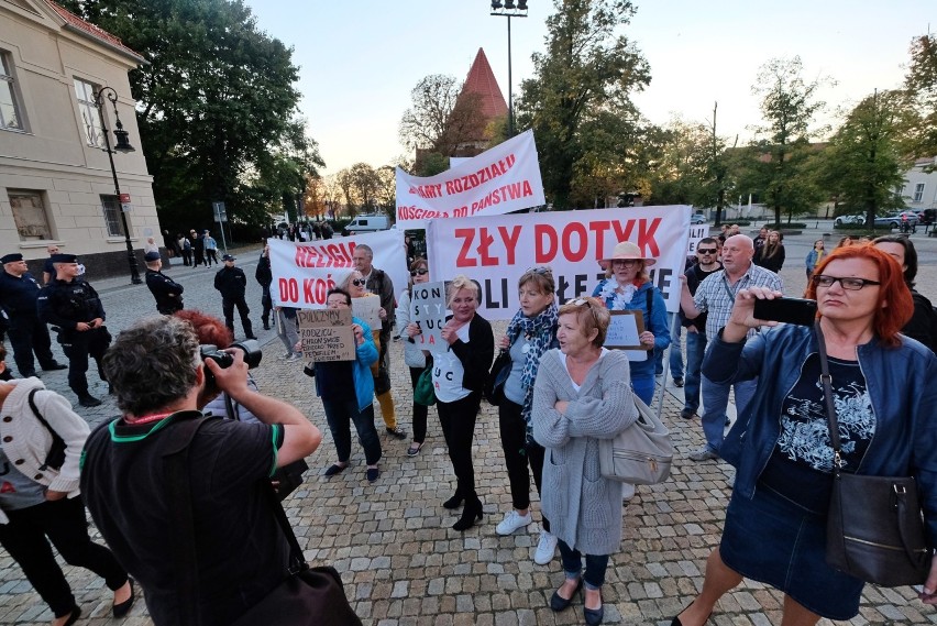 Protestujący skandowali hasła "Polska laicka, nie...