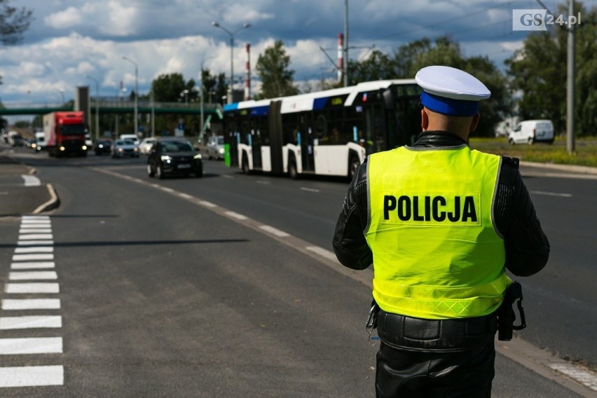 Policjanci pilnują bezpieczeństwa na drogach w długi weekend