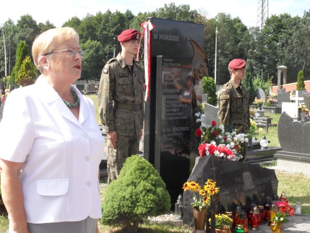 Dzień Pamięci o Ludobójstwie. Uroczystość przy pomniku na WArtogłowcu. Na zdjęciu - Janina Półtorak, prezes tyskiego koła TML.