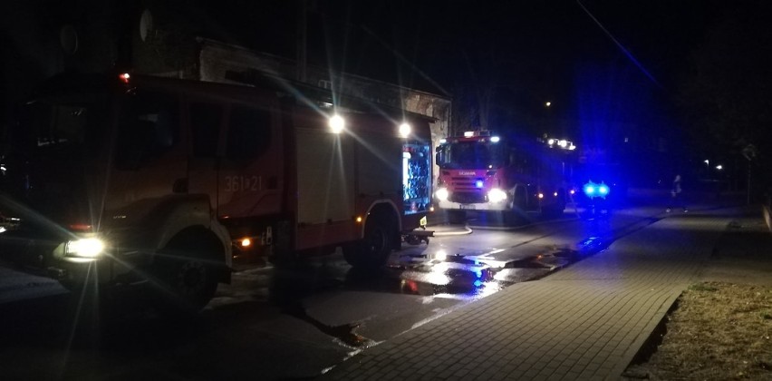 Pożar w kamienicy przy ulicy Chłodnej we Włocławku. Mężczyzna uciekał przed ogniem wyskakując przez okno [zdjęcia]