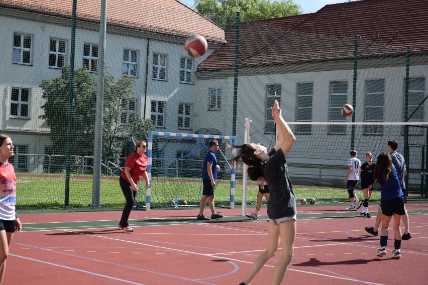 Mecz uczniowie kontra nauczyciele w II LO w Wieluniu ZDJĘCIA