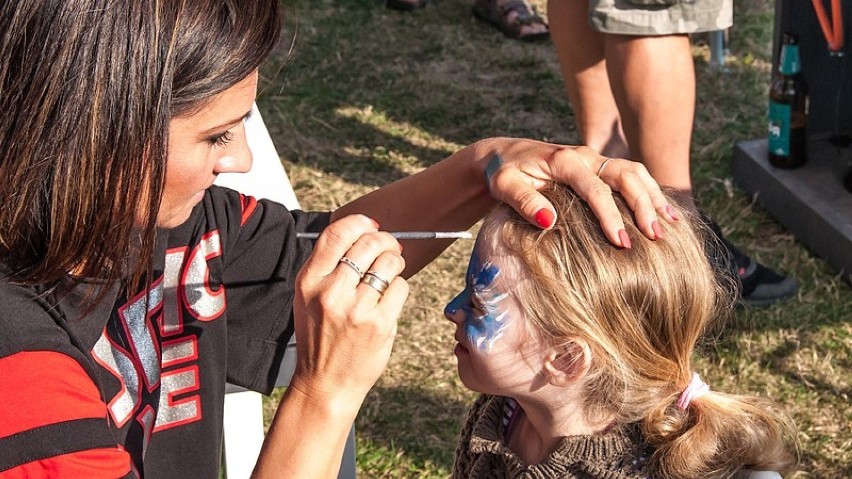 Mieszkańcy Łęcznej bawili się na pikniku charytatywnym. Zorganizowano festiwal kolorów Holi i mecz piłki nożnej. Zobacz zdjęcia!