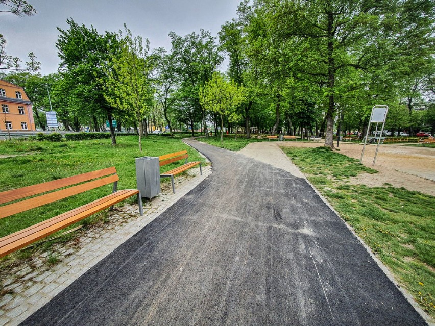 Nowe asfaltowe ścieżki w parku Jonstona w Lesznie