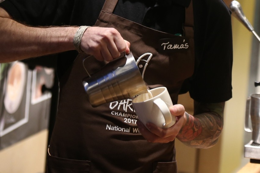 Jak przygotować idealną kawę w domu? Doradza najlepszy barista Starbucksa w Polsce! 
