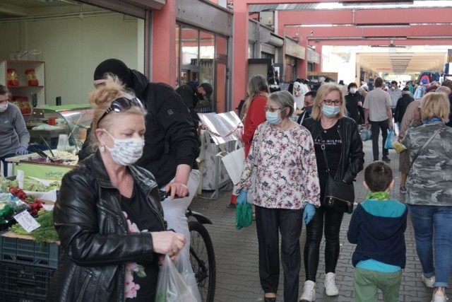 Maseczki, rękawiczki, przyłbice i straż miejska - tak dziś wygląda handel na łódzkim targowisku Górniak - kupujących mniej niż zwykle, ale są i robią zakupy. Jak wygląda życie na targowisku w czasie pandemii? 

Zobacz zdjęcia na kolejnych slajdach