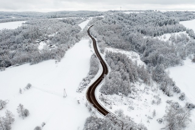 Śnieżny krajobraz w Krzywczy, 21 bm. Minionej nocy na Podkarpaciu wystąpiły obfite opady śniegu.