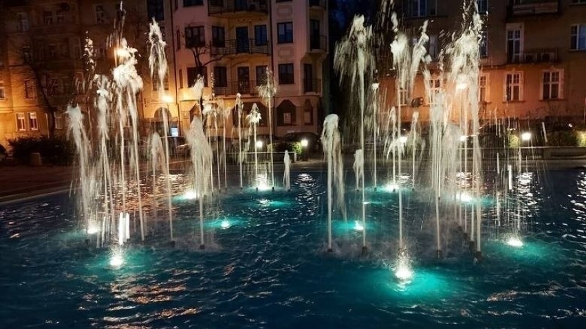 Zielonogórskie fontanny w nocy wyglądają jeszcze inaczej niż...