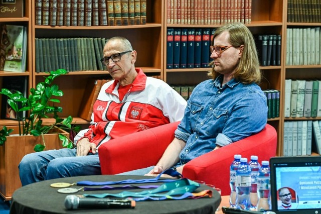 Mirosław Piesak i Damian Pietrasik pojawili się na spotkaniu w Bibliotece Głównej UKW.