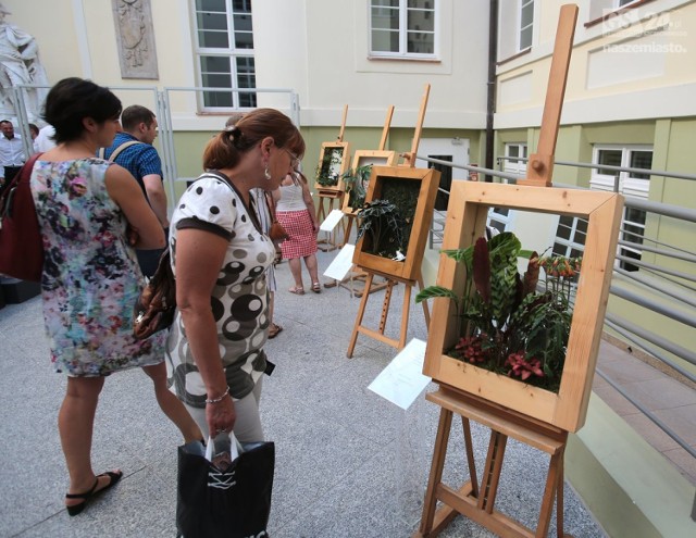 Wystawa „Zielony Romantyzm – natura w obrazie” znanej szczecińskiej florystki Anny Kubiak, miala miejsce 26 sierpnia przy ul. Staromłyńskiej 27 w Muzeum Narodowym – Muzeum Tradycji Regionalnej w Szczecinie.

Wydarzeniu towarzyszyła poezja romantyczna Małgorzaty Kuźmińskiej, a pokaz wystawionych prac odbywał się przy użyciu nowoczesnych technik interaktywnych stworzonych specjalnie na tą okazję przez firmę IUVO. 
Podczas wystawy dla zainteresowanych organizowane były warsztaty tworzenia obrazów z roślin. Prace Anny Kubiak oraz uczestników warsztatów będzie można obejrzeć do 3 września. 

Zobacz także: Kompozycja kwiatowa na brodzie? Dlaczego nie!
