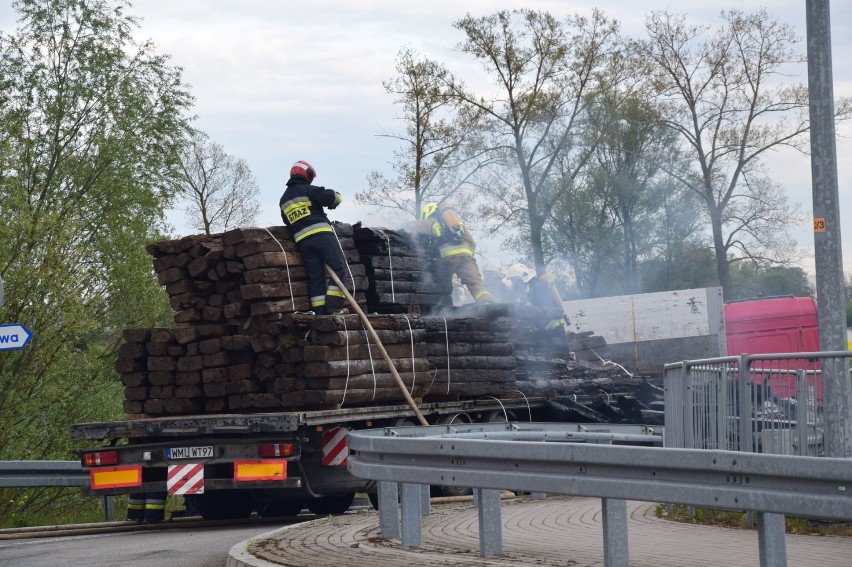 Pożar podkładów kolejowych pod Nowym Dworem Gdańskim. Częściowo zablokowany zjazd na drogę ekspresową