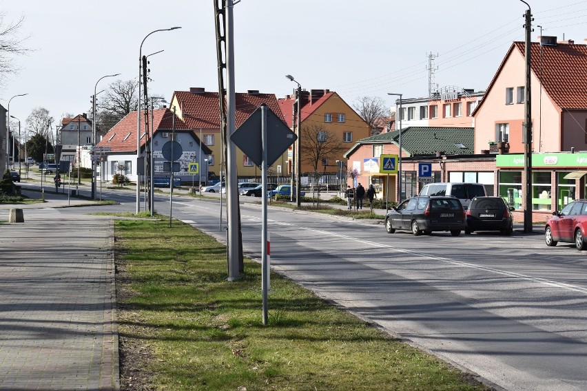 Pojedyncze samochody na drogach i prawie puste ulice.