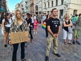 Protest pod pomnikiem Kopernika w Toruniu przeciwko nowelizacji ustawy medialnej w Polsce