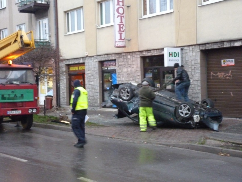 Wypadek na ul. Reymonta w Radomsku. Auto wjechało w sklep