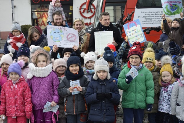 Dzieci z Przedszkola Małych Odkrywców w Skierniewicach przygotowali happening w rynku, podczas którego apelowali do mieszkańców o rezygnację z torebek foliowych dla dobra zwierząt. Przy ławeczce Pieniążka spotkali się z wiceprezydentem Jarosławem Chęcielewskim, któremu przekazali apel do mieszkańców miasta. Później dzieci rozdawały ulotki mieszkańcom Skierniewic.