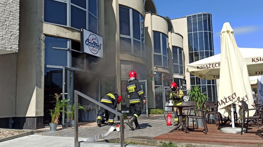 Wrocław. Cztery zastępy straży pożarnej gaszą pożar, jaki wybuchł w restauracji na Oporowie (ZDJĘCIA)
