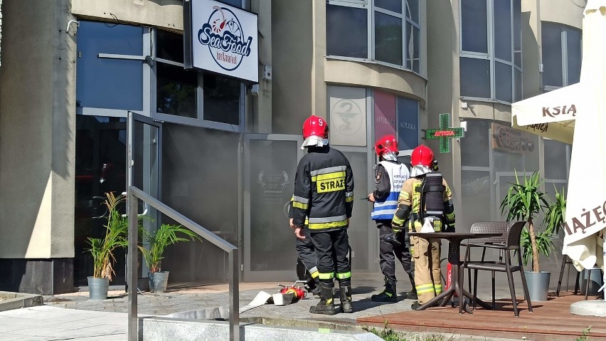 Wrocław. Cztery zastępy straży pożarnej gaszą pożar, jaki wybuchł w restauracji na Oporowie (ZDJĘCIA)