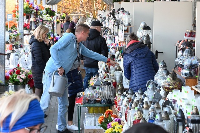 Wielkimi krokami zbliża się Wszystkich Świętych. Zostały zaledwie 2 dni, by do uroczystości przygotować groby najbliższych. Na cmentarzu w podkieleckiej Cedzynie było bardzo dużo osób. Wielu kupowało znicze i kwiaty, inni wciąż sprzątali nagrobki.