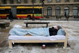 Walczący z depresją Jakub przez trzy dni leżał w łóżku na Krakowskim Przedmieściu. Nietypowy protest 24-latka w centrum Warszawy