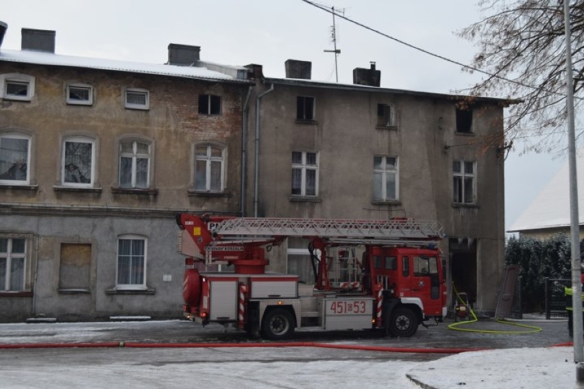 Pożar kamienicy przy ul. 8 Marca w Kościerzynie. Spaliło się poddasze budynku. Ewakuowano 9 osób [ZDJĘCIA, WIDEO]