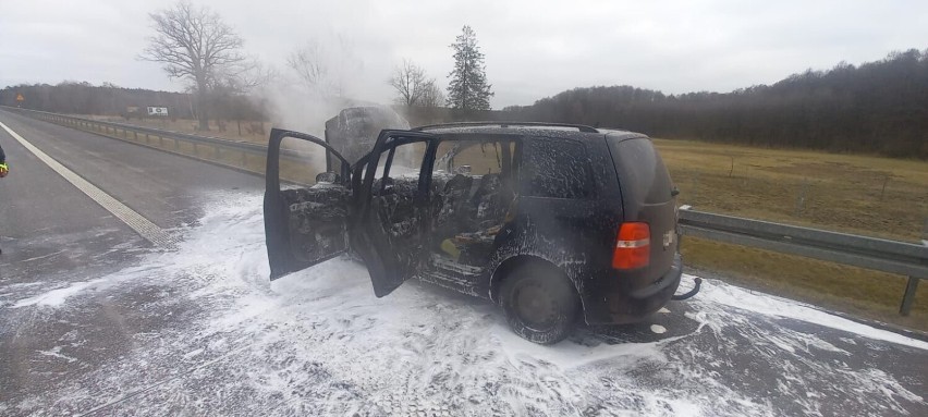 Zdarzenie na pograniczu województw. Pożar samochodu osobowego na autostradzie A2