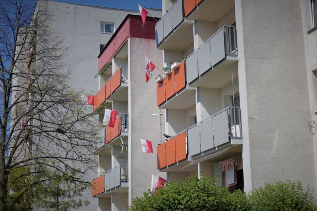 2 maja obchodzimy Dzień Flagi Rzeczypospolitej Polskiej. Zobaczcie, jak opolanie przyozdobili swoje balkony, klatki schodowe oraz to, jak wyglądają gmachy urzędów i instytucji.