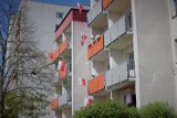 Opole w biało-czerwonych barwach. Zobacz, jak przyozdobiono balkony, klatki schodowe i urzędy [GALERIA]