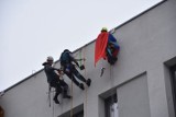 Superbohaterowie umyli okna w Centrum Zdrowia Matki i Dziecka w Zielonej Górze 