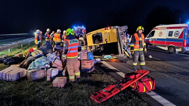 Wypadek z udziałem busa  na autostradzie A4 koło Tarnowa, nie żyje 13-letni dziecko, kobieta z 6-letnim dzieckem trafiła do szpitala, 5.11.2022