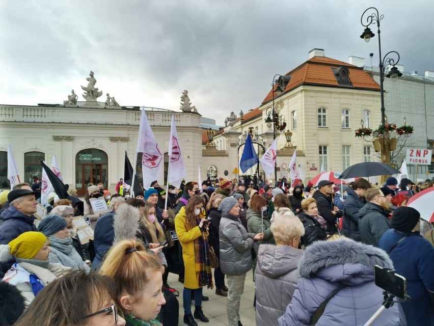 ZNP zwołało Nadzwyczajną Radę Pedagogiczną o "lex Czarnek" przed Pałacem Prezydenckim. Na miejscu byli pleszewianie