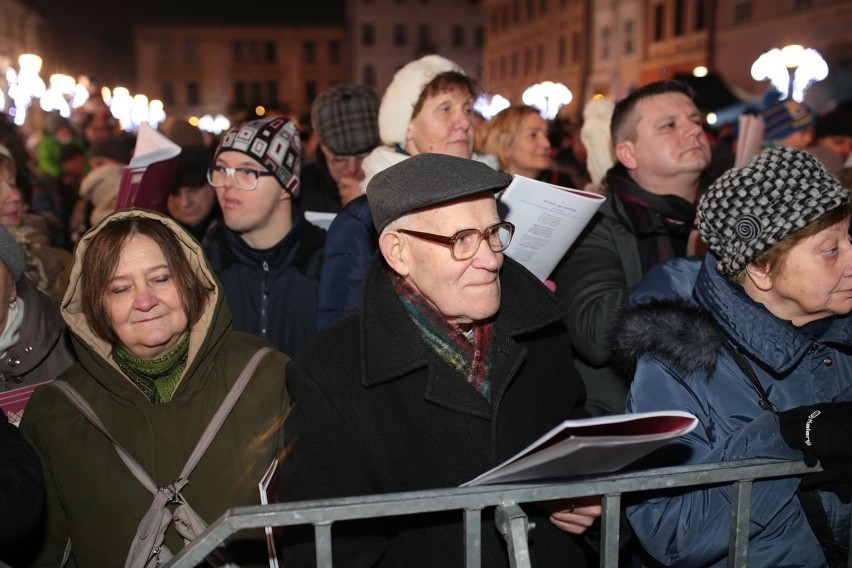 Kraków. Wieczorem na Małym Rynku odbyło się wielkie Kolędowanie [ZDJĘCIA] 