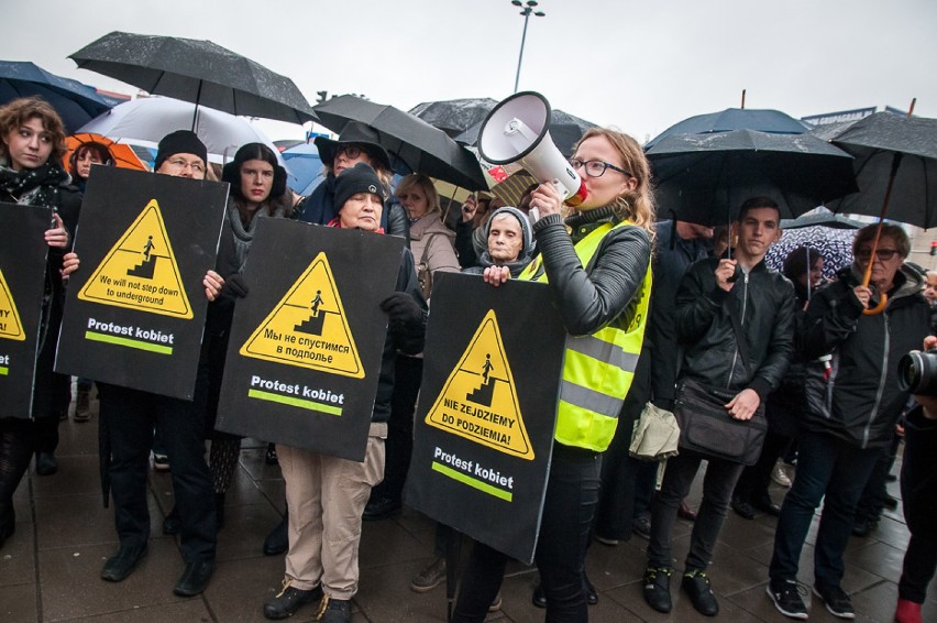 Czarny protest w centrum Warszawy. "Nie schodzimy do...