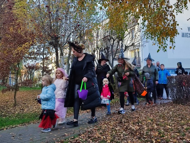 Halloween zorganizowali własnym sumptem mieszkańcy osiedla Fijewo w Radzyniu Chełmińskim. Był barwny korowód między blokami, zabawa z dyniami oraz słodkości i pizza dla dzieci.