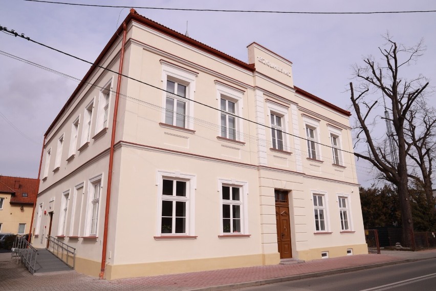 Tak wygląda odnowiona "stara szkoła" w Dobczycach. Dziś...