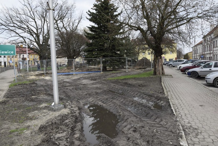 Rewitalizacja Rawy wchodzi na plac Piłsudskiego. Wiele już zrobiono w pobliżu ZDJĘCIA